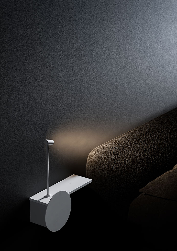 Lampada Biga bianca da parete con faretto orientabile acceso accanto a letto scuro