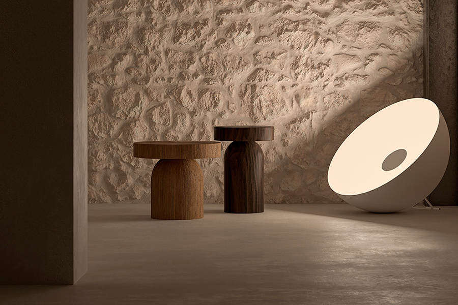 Lampada design contemporaneo LYM Giò con tavolini in legno e parete in pietra
