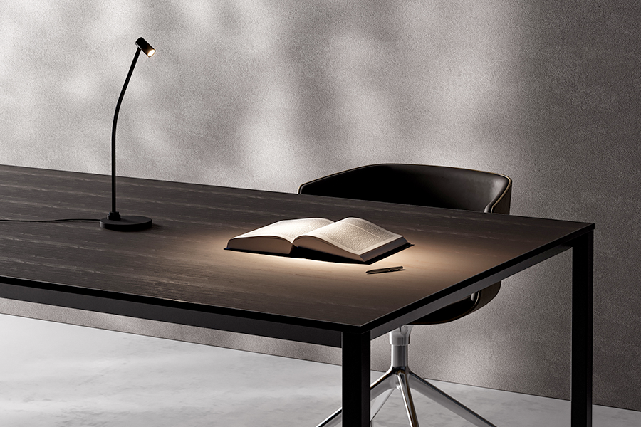 Lampada da tavolo LED Halley Table nera su scrivania moderna, design minimal