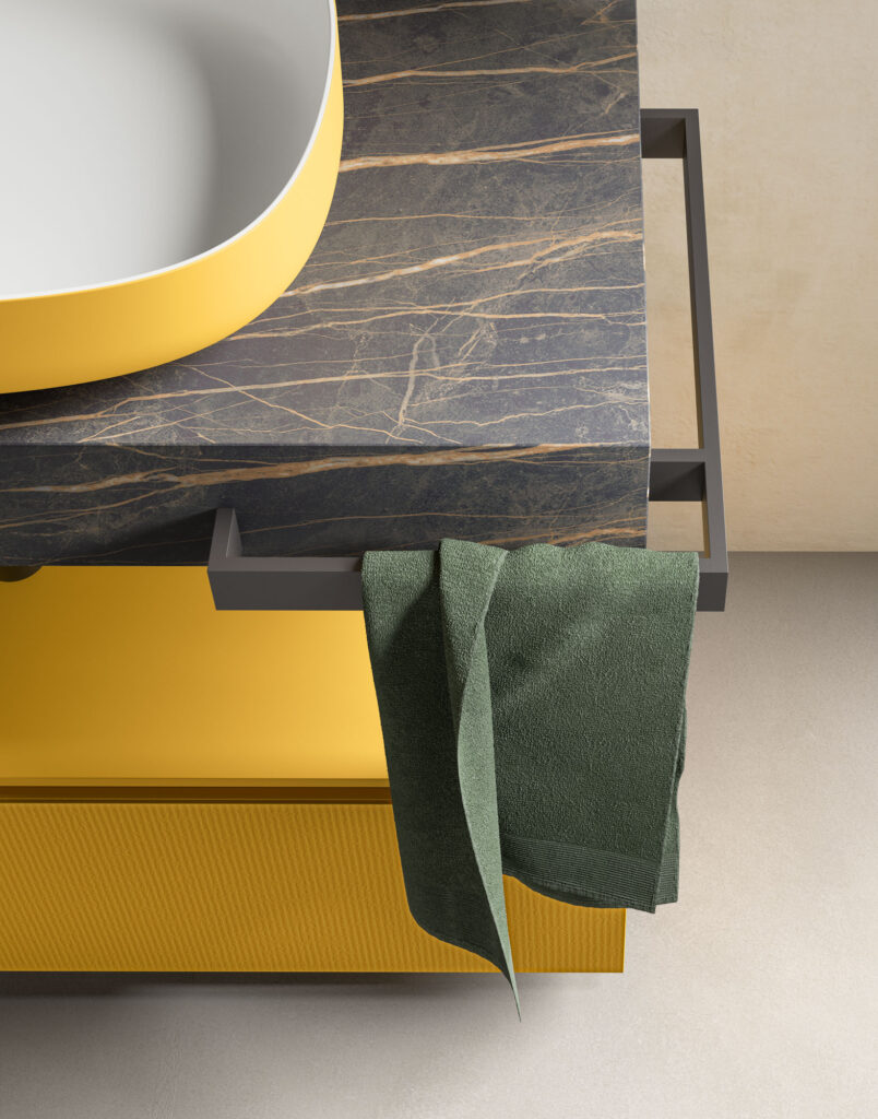 Dettaglio top in marmo e lavabo giallo bagno Segno