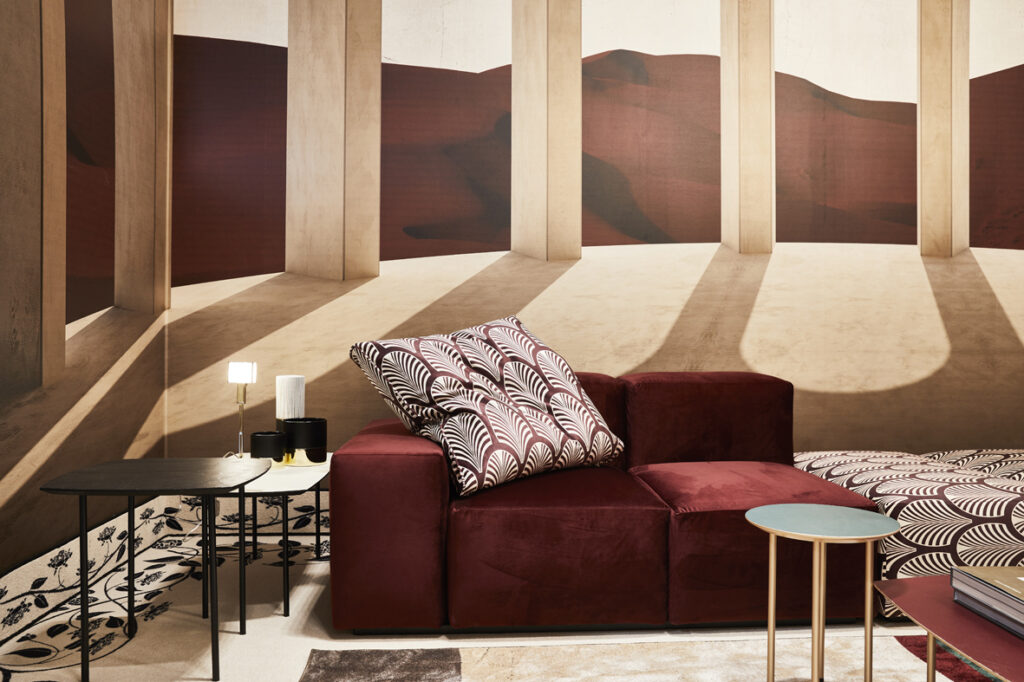 Living moderno con divano bordeaux e parete decorativa Tailor Covering
