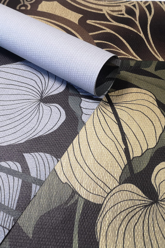 Rotolo di rivestimento floreale Luxury Fiber su superficie decorata