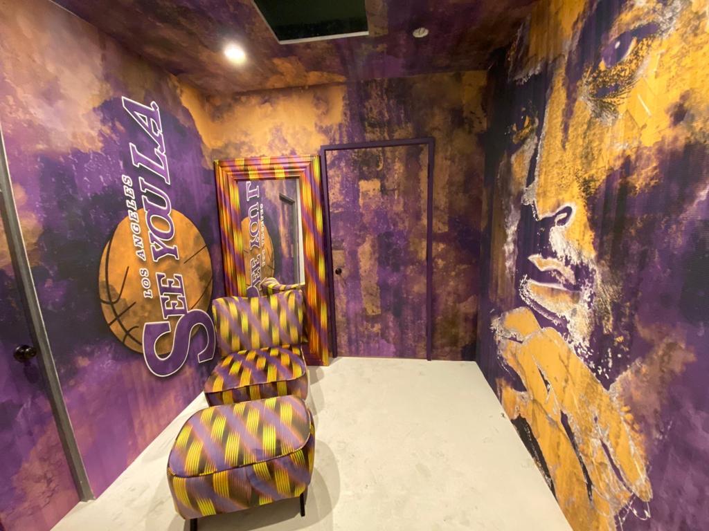 Ambiente decorato con grafica sportiva e ritratti murali