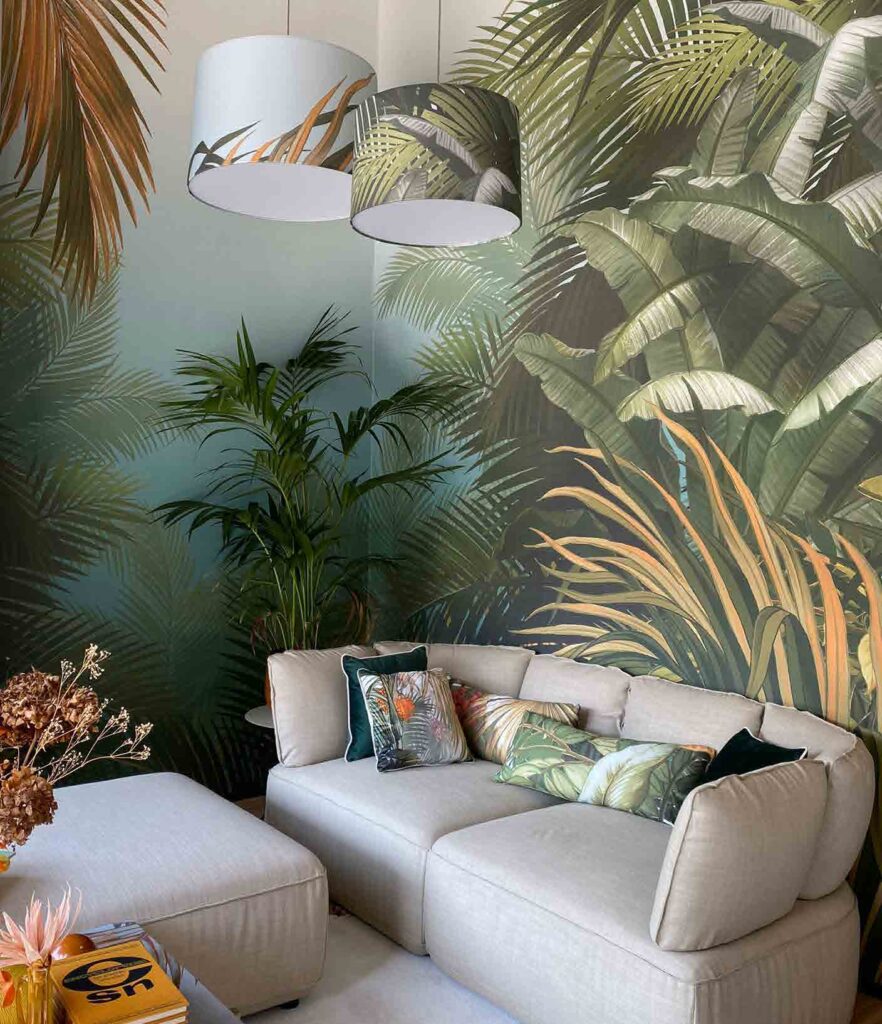 Soggiorno moderno decorato con carta da parati tropicale