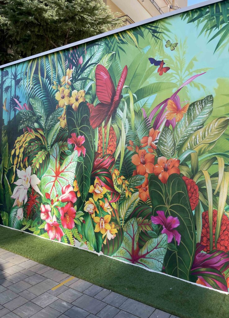 Decorazione murale esterna con soggetti tropicali e farfalle