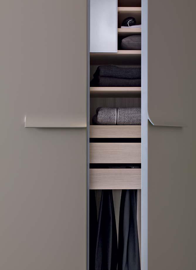 Armadio battente con maniglie sagomate Giellesse in camera da letto moderna