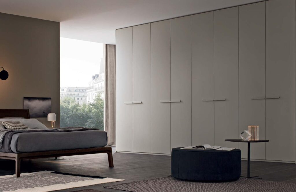Interno attrezzato di armadio Giellesse con ripiani e cassetti in legno