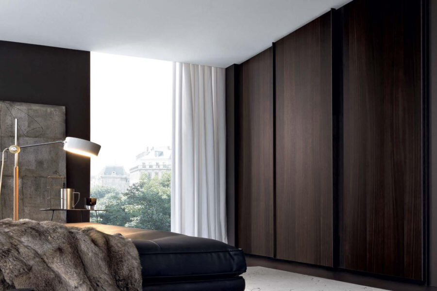 Interno armadio Night Giellesse con appendiabiti e vista su camera da letto