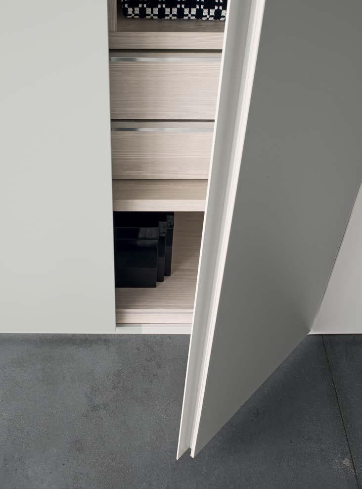 Dettaglio apertura anta complanare armadio Giellesse collezione Night