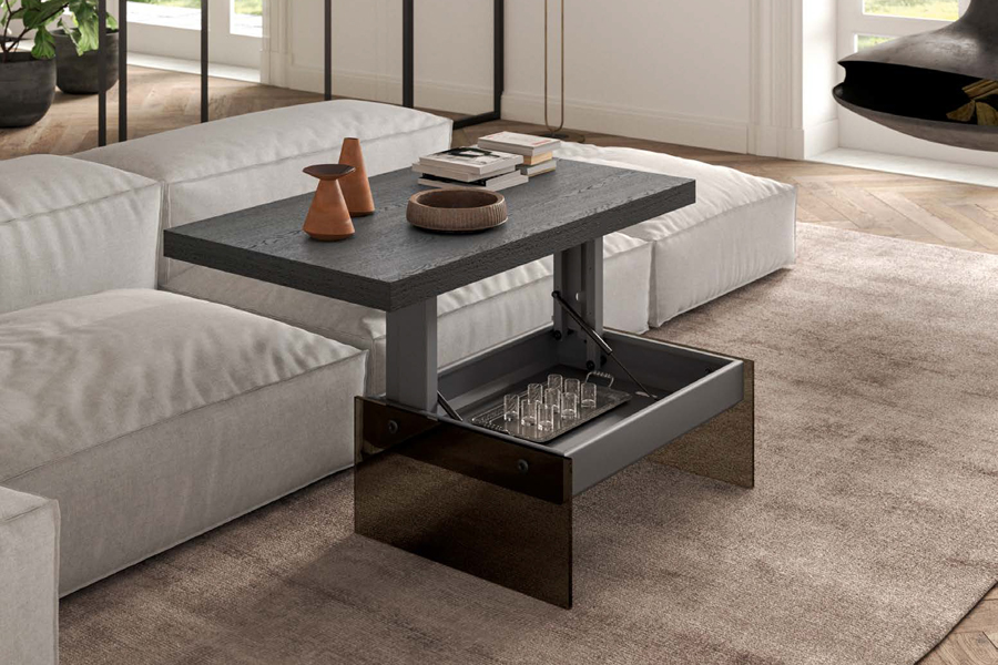 Tavolino trasformabile Bellagio di Ozzio Italia con vano contenitore aperto accanto a divano chiaro