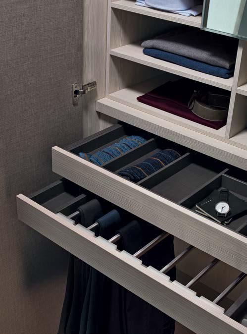 Scarpiere estraibili nere all’interno armadio Giellesse