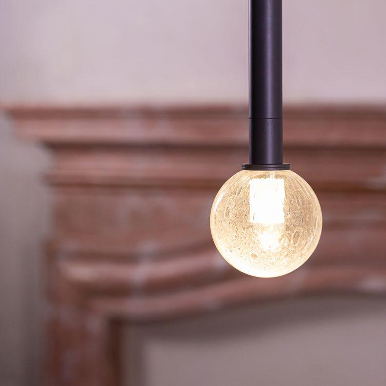 Lampada a sospensione CREO con sfera in vetro trasparente lavorato