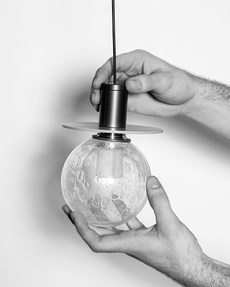 Mani che mostrano i componenti smontati di una lampada CREO