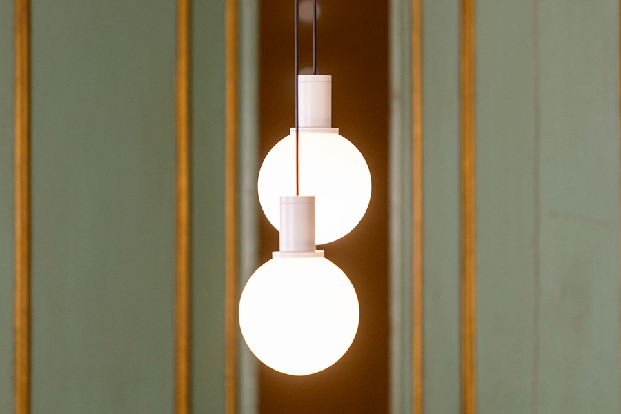 Composizione CREO l’illuminazione modulare con sfere bianche sovrapposte