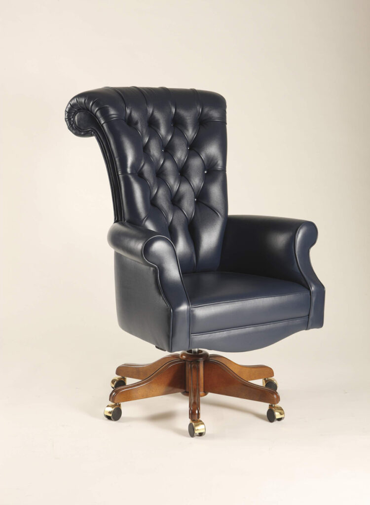 Poltrona direzionale in pelle blu con schienale capitonné