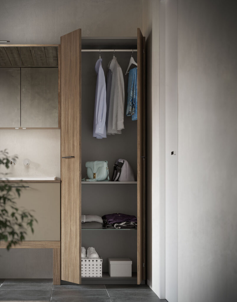 Colonna armadio con abiti appesi e ripiani con accessori