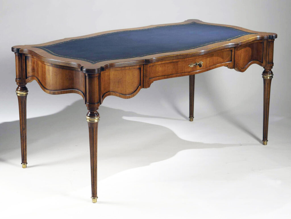 Scrivania classica in legno con piano in pelle blu