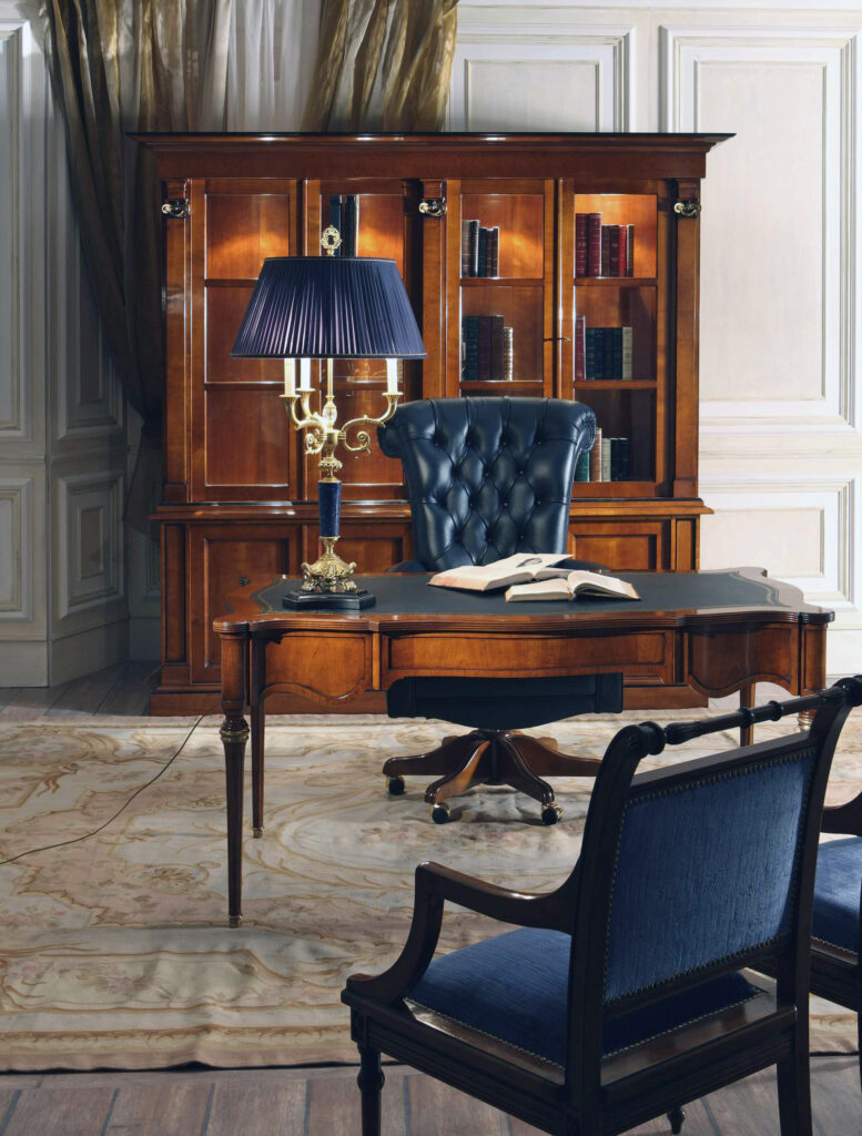 Studio classico con scrivania, libreria e sedute firmati Regina Design