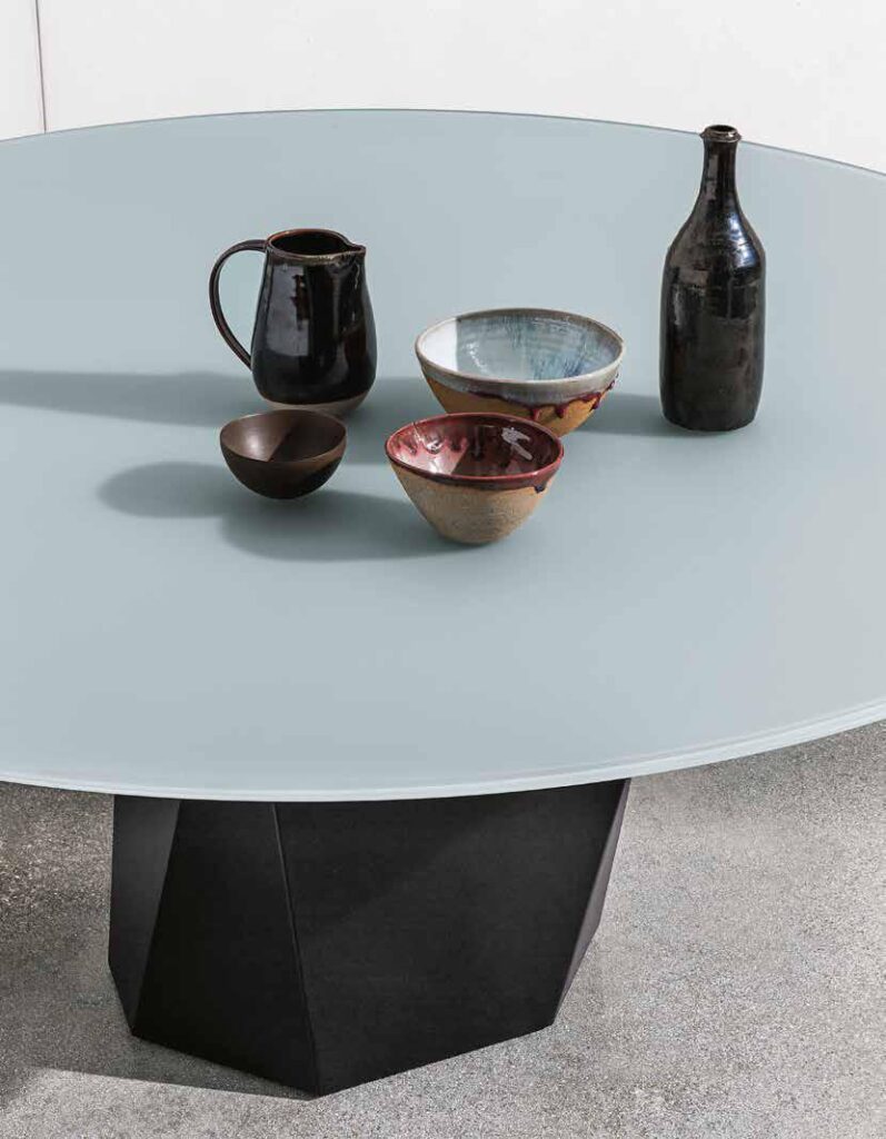 Tavolo Deod con piano rotondo in vetro azzurro e base nera