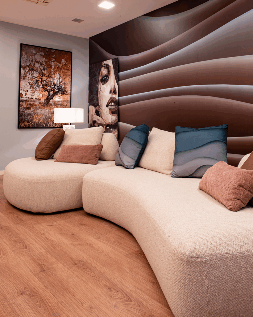 Vista laterale del divano Cookies in showroom con parete decorativa