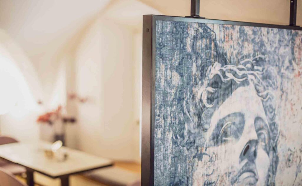 Dettaglio del pannello Acoustic Fiber con grafica artistica e struttura visibile