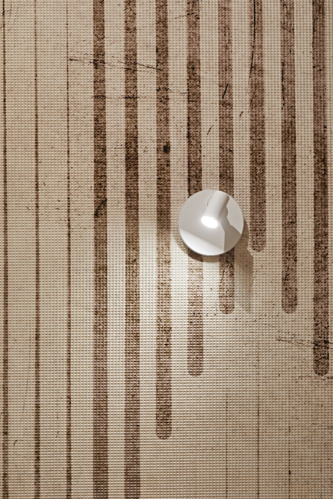 Vista ravvicinata del rivestimento Acoustic Fiber con illuminazione da parete
