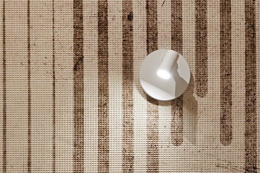 Rivestimento Acoustic Fiber con grafica rigata e faretto a parete