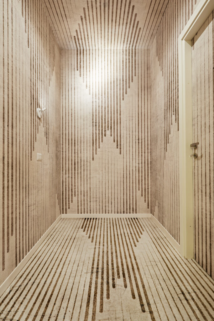 Stanza rivestita con Acoustic Fiber a righe verticali decorative