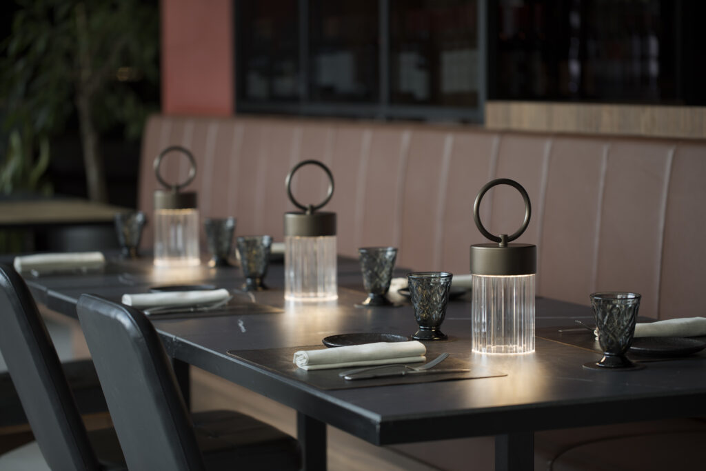 Lampade Claretta accese su tavolo da ristorante elegante