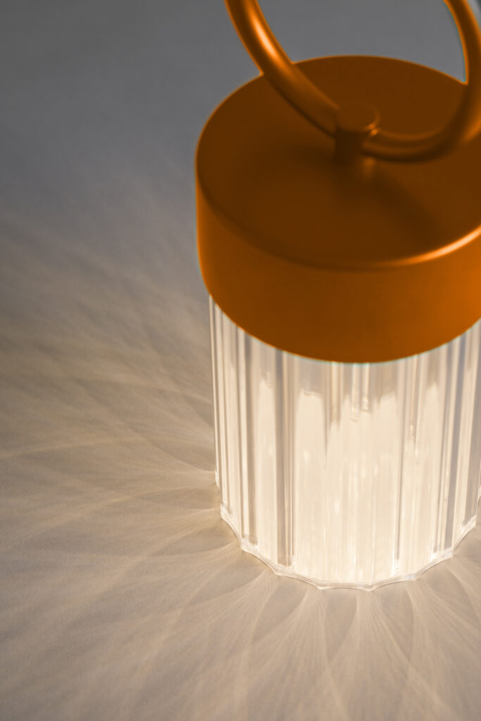 Dettaglio lampada Claretta in terracotta con diffusione luminosa sul tavolo