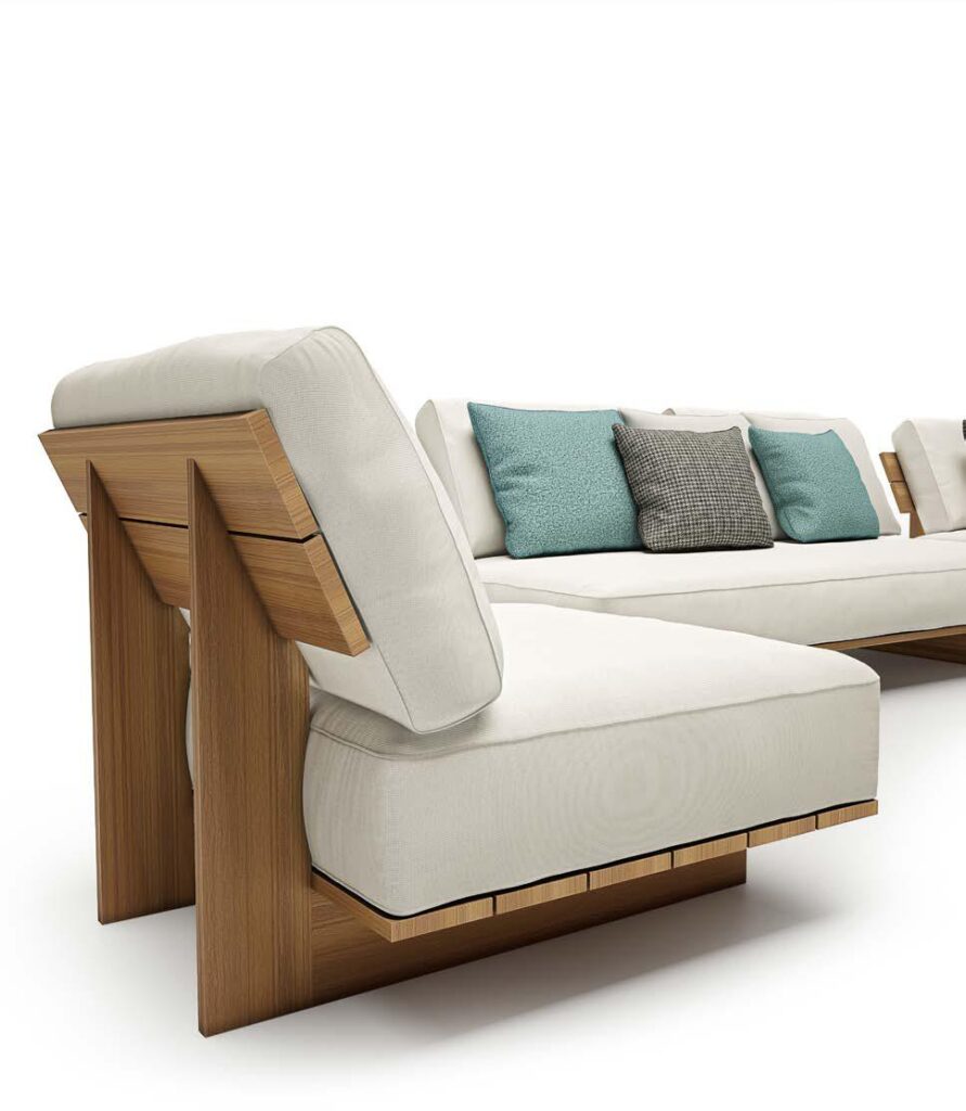 Dettaglio di poltrona outdoor in legno con cuscini chiari e cuscini decorativi azzurri