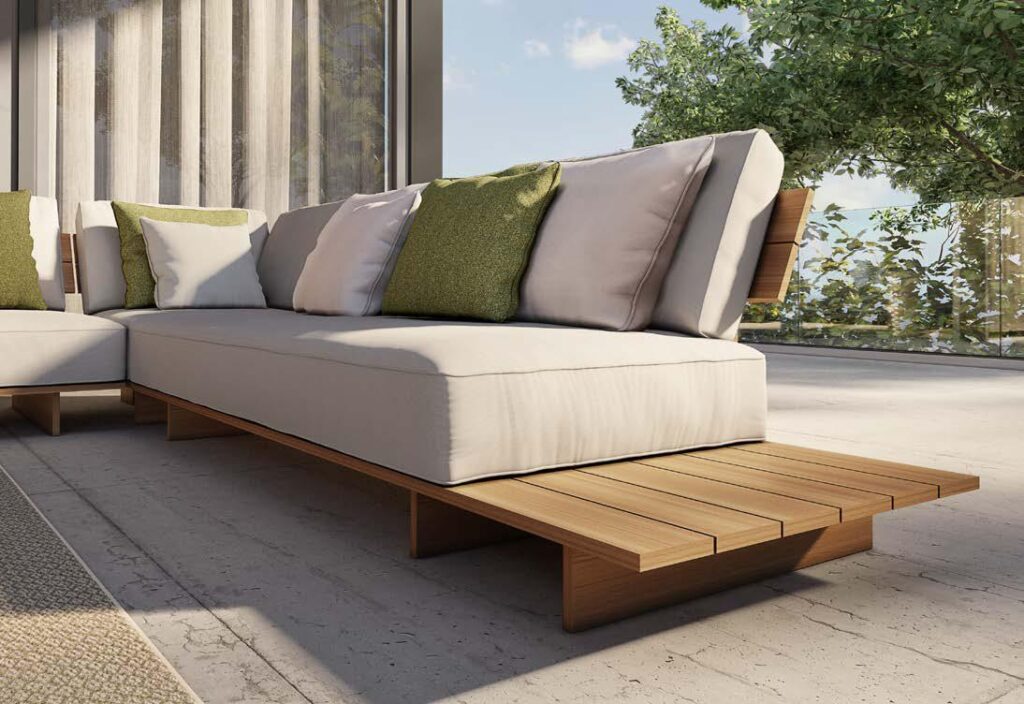 Dettaglio su seduta outdoor con piano in legno laterale integrato
