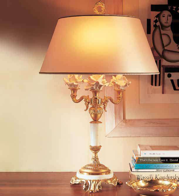 Lampada da tavolo classica in bronzo e alabastro con paralume chiaro