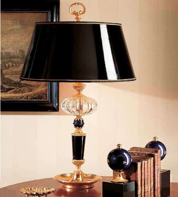 Lampada con paralume nero lucido e struttura in vetro e metallo