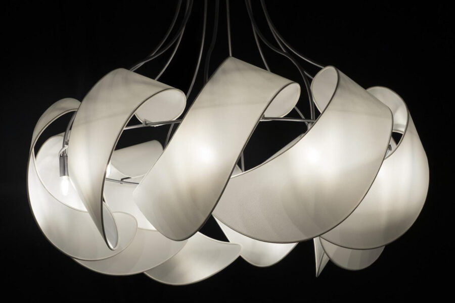 Dettaglio della lampada Paralumen accesa con vele in seta bianca