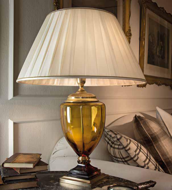 Lampada con base in vetro ambrato e paralume in tessuto