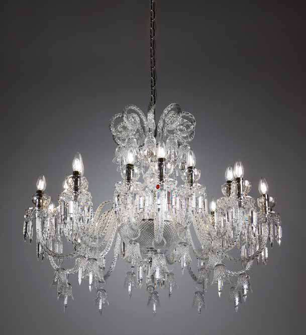 Grande lampadario in cristallo trasparente con struttura artistica