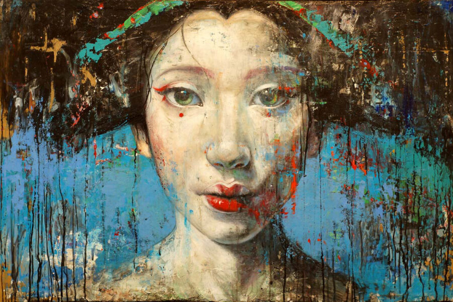 Volto frontale su sfondo blu con tratti pittorici