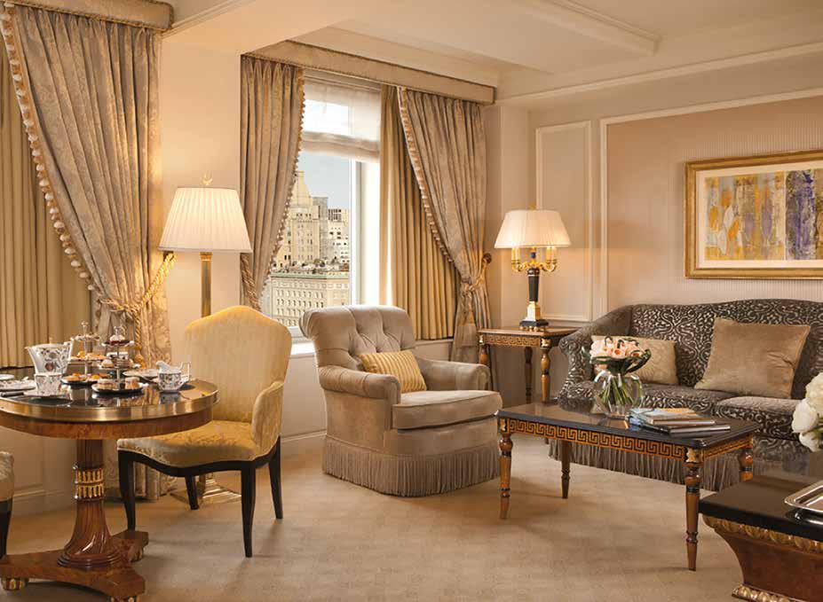 Living room elegante con lampade da terra e arredi in stile classico