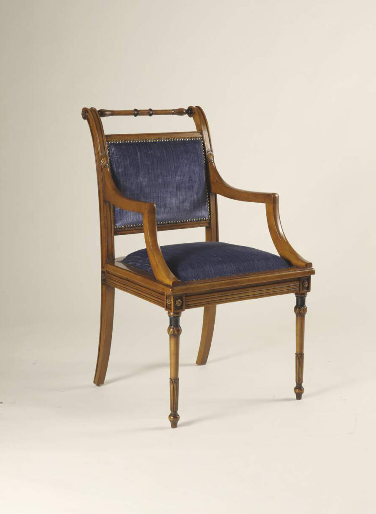 Sedia classica con braccioli e rivestimento in velluto blu