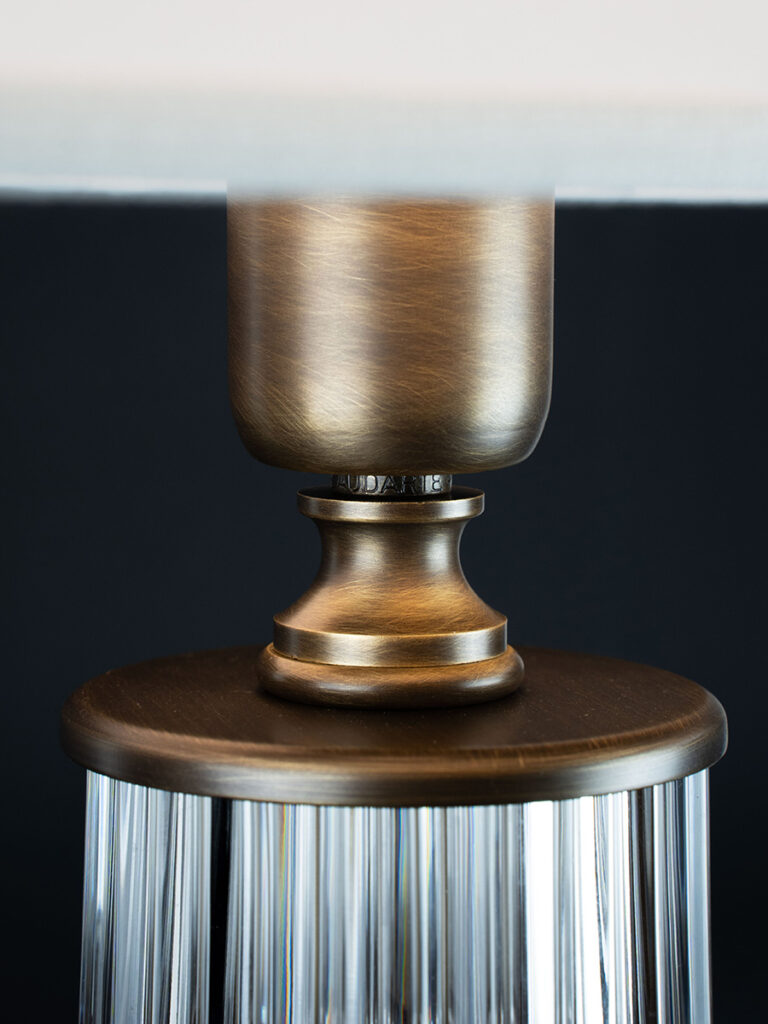Dettaglio della finitura in bronzo spazzolato della lampada Segesta