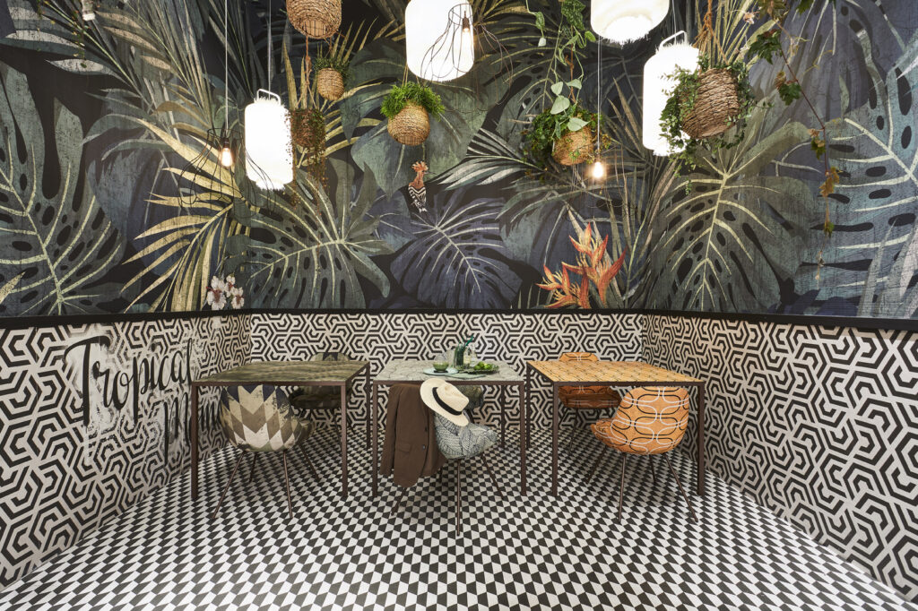Progetto per un cafè con pareti tropicali e tavoli decorati Momenti