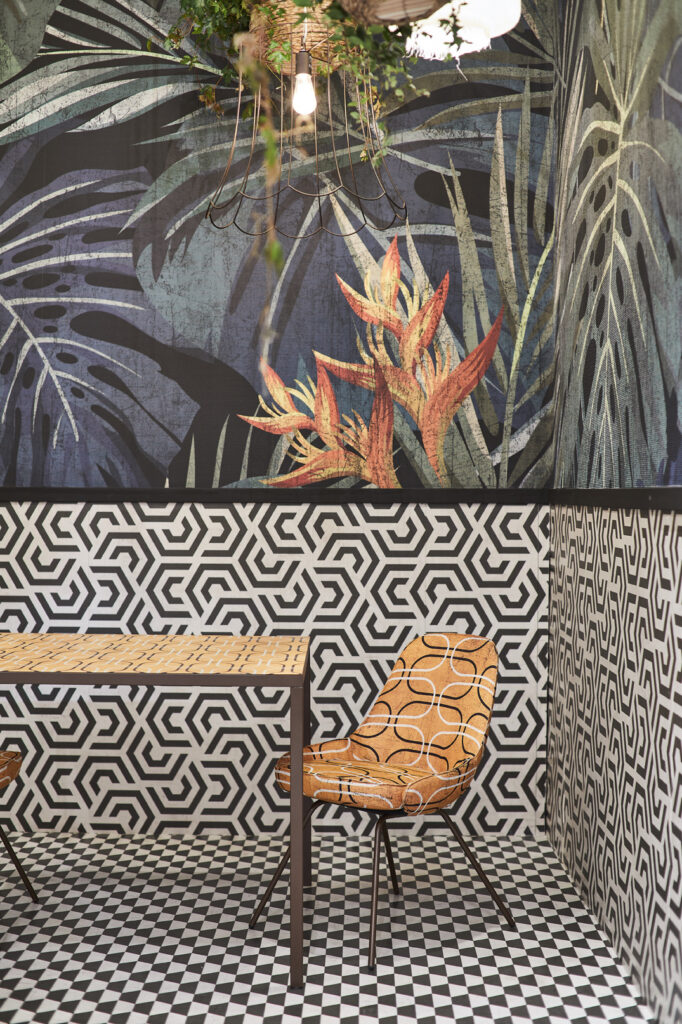 Dettaglio del rivestimento murale con grafica tropicale su parete