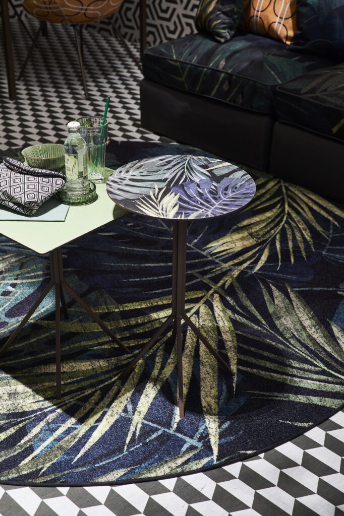 Due tavolini Momenti di altezze diverse con piani stampati tropicali su tappeto e pavimento grafico