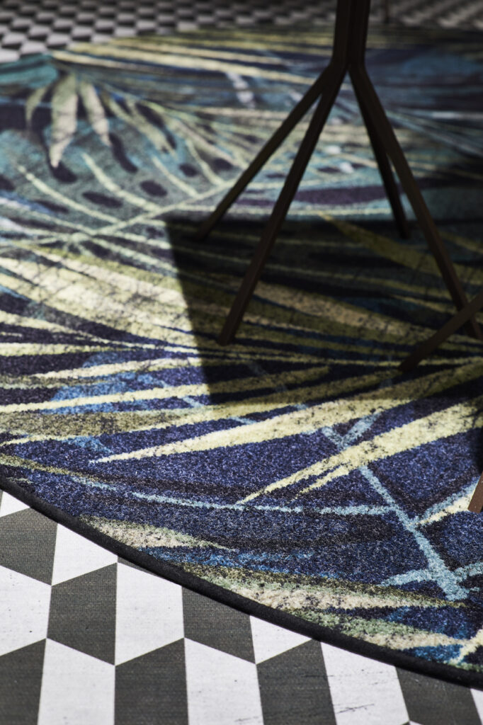 Primo piano di tappeto rotondo grafica tropicale