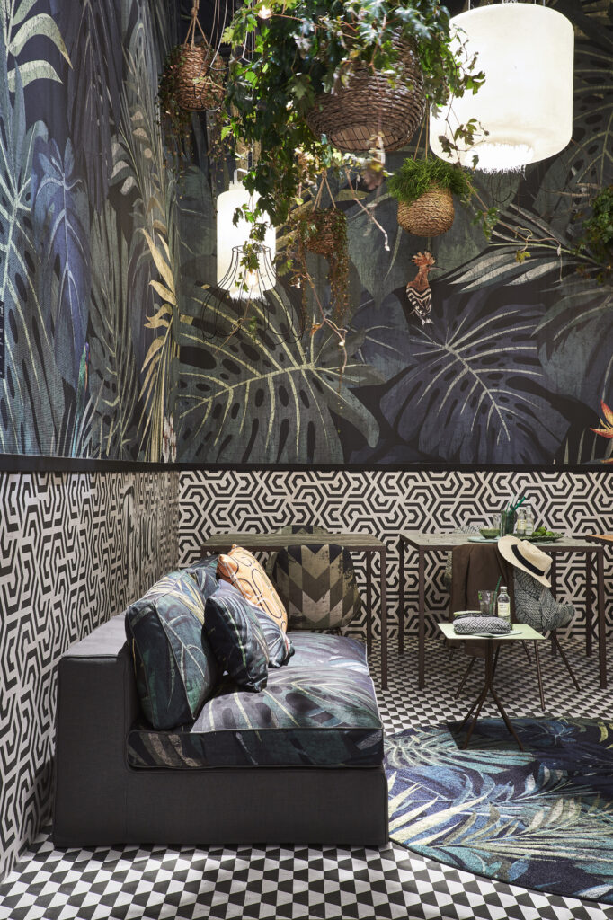 Dettaglio decorativo di seduta e parete realizzati con tessuti e rivestimenti Momenti