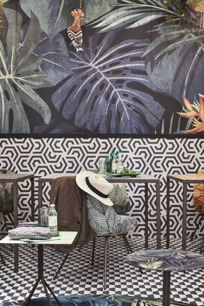 Tavoli e tavolini Momenti con grafiche coordinate in ambiente decorato con rivestimento Tecno Fiber