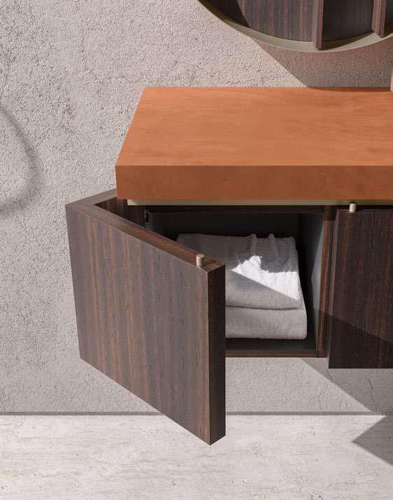 Mobile bagno con ante aperte e asciugamani all’interno