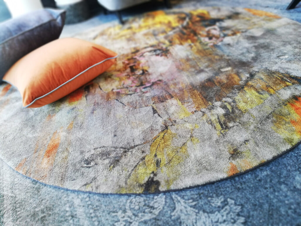 Tappeto tondo con grafica artistica di Marco Grassi per Momenti